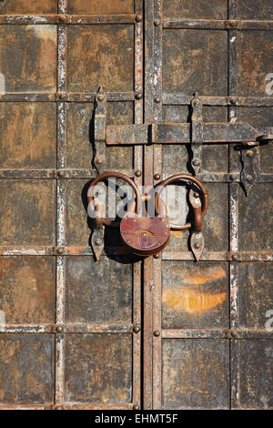Vecchia porta di metallo nel castello medievale prese closeup. Foto Stock