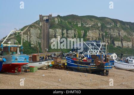 Barche da pesca elaborata sulla spiaggia a Hastings, East Sussex, Inghilterra Foto Stock