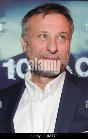 Monaco di Baviera, Germania. Xv Mar, 2015. L'attore svedese Michael Nyqvist arriva per uno screening esclusivo del thriller serie '100 Codice" in occasione del "Krimifestival' (lit. thriller festival) BMW World di Monaco di Baviera, Germania, 15 marzo 2015. "Codice 100' premier su Sky HD Atlantico il 19 marzo 2015. Il film è ambientato a Stoccolma e New York. Foto: Ursula Dueren/dpa/Alamy Live News Foto Stock