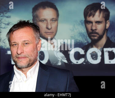 Monaco di Baviera, Germania. Xv Mar, 2015. L'attore svedese Michael Nyqvist arriva per uno screening esclusivo del thriller serie '100 Codice" in occasione del "Krimifestival' (lit. thriller festival) BMW World di Monaco di Baviera, Germania, 15 marzo 2015. "Codice 100' premier su Sky HD Atlantico il 19 marzo 2015. Il film è ambientato a Stoccolma e New York. Foto: Ursula Dueren/dpa/Alamy Live News Foto Stock