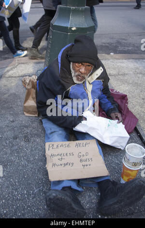 Streetworn senzatetto chiedendo aiuto lungo 42nd Street nel centro di Manhattan, New York City. Foto Stock