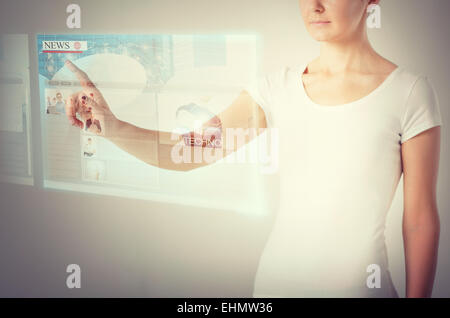 Donna con schermo virtuale e news Foto Stock