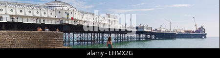 Le persone godono di una giornata di sole allo storico Molo di Brighton il 13 giugno 2009 in Inghilterra. Foto Stock