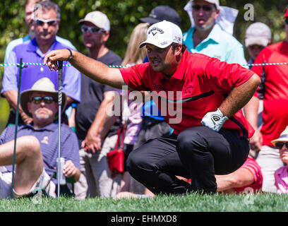 Palm Harbor, Florida, Stati Uniti d'America. Il 15 marzo, 2015. Patrick Reed tenta di leggere il primo foro verde a Innisbrook Resort (Copperhead) in Palm Harbor FL. Credito: Cal Sport Media/Alamy Live News Foto Stock