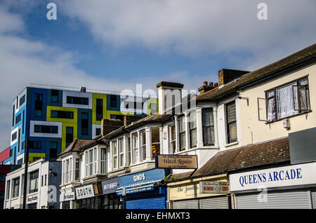 Le nuove e moderne università campus edificio guarda i vecchi edifici di Southend on Sea, Essex, Regno Unito. Città universitaria Foto Stock