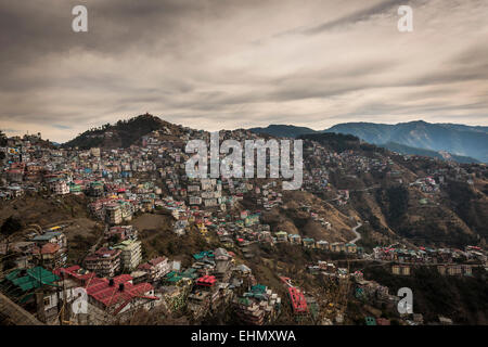 Proliferazione urbana nella Pedemontana himalayana nel distretto di Shimla, Himachal Pradesh, India Foto Stock