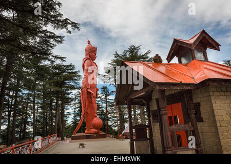 Una gigantesca statua del indù dio scimmia Hanuman presso il Tempio Jakhu nei pressi di Shimla, Himachal Pradesh, India Foto Stock