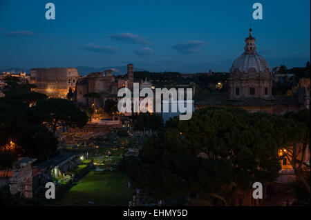 Il Foro Romano e il Colosseo o il Colosseo, noto anche come l'Anfiteatro Flavio, Roma, lazio, Italy. Foto Stock