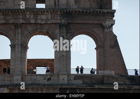 Il Colosseo o il Colosseo, noto anche come l'Anfiteatro Flavio, Roma, lazio, Italy. Foto Stock