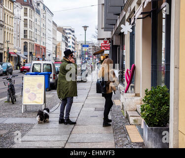 Finestra-shopping - giovani alla moda giovane passeggiando per le strade di Berlino con il cane Foto Stock