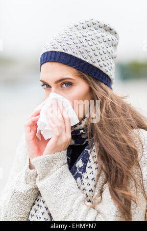 Donna con un freddo utilizzando un tessuto. Foto Stock