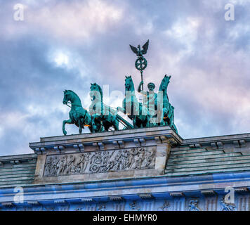 Porta di Brandeburgo, Brandenburger Tor. Peace Sculpture Chariot and Goddess tops 18esimo secolo arco trionfale neoclassico su Pariser Platz, Mitte, Berlino