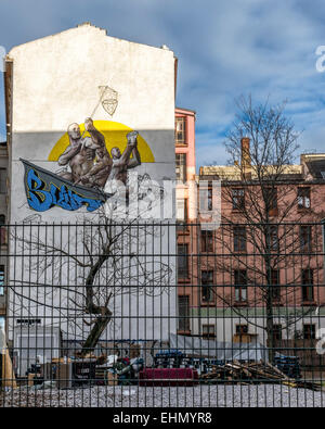 Arte di strada sul lato dell'edificio, tre uomini la cattura di diamanti in reti al di sopra di zone depresse vacante stand, Mitte di Berlino Foto Stock