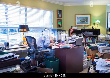 Imprenditore nel Hoarders' disordinati Home Office, STATI UNITI D'AMERICA Foto Stock