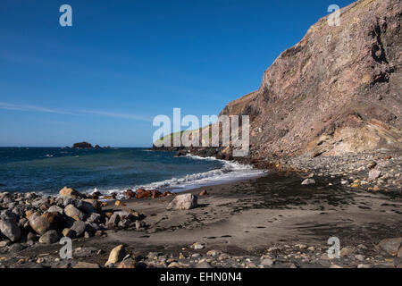 Area di spiaggia con rocce su bianco isola al largo della costa di Whakatane in Nuova Zelanda Foto Stock