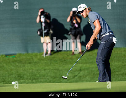 Palm Harbor, Florida, Stati Uniti d'America. Il 15 marzo, 2015. Derek Ernst putts sul diciottesimo foro verde a Innisbrook Resort (Copperhead) in Palm Harbor FL. Credito: Cal Sport Media/Alamy Live News Foto Stock