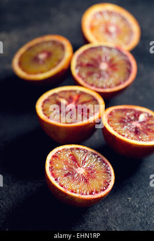 Dimezzato il sangue di colore arancione su sfondo nero Foto Stock