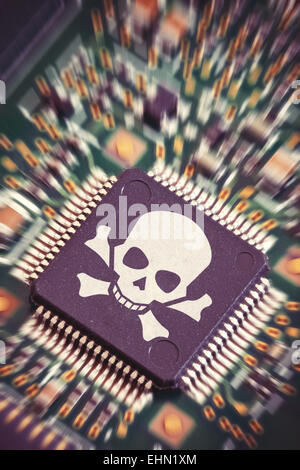 Ripresa macro di una scheda a circuito stampato con grande microchip contenente un simbolo pirata Foto Stock