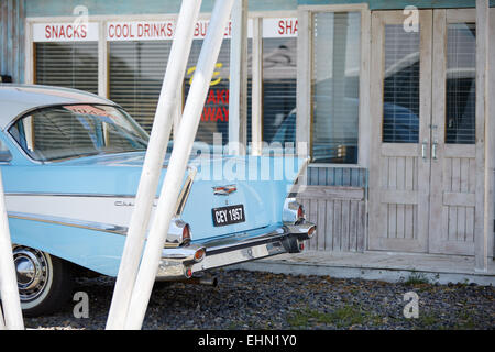 Blu cielo degli anni sessanta la Chevrolet al di fuori di un pranzo da asporto snack bar in acciaio cromato paraurti Foto Stock