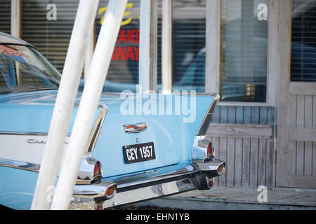 Blu cielo degli anni sessanta la Chevrolet al di fuori di un pranzo da asporto snack bar in acciaio cromato paraurti Foto Stock