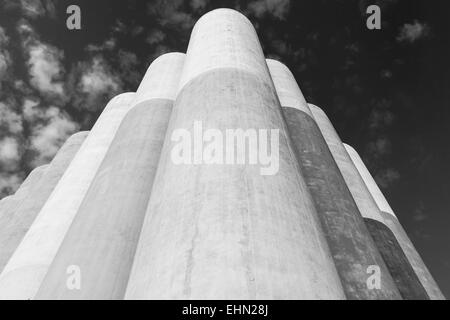 Abstract architettura industriale il frammento, grandi vasche di cemento per lo stoccaggio di materiali sfusi Foto Stock