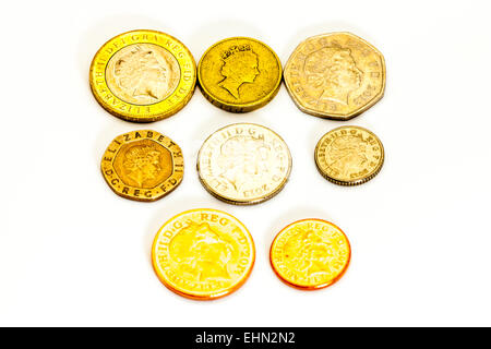La valuta britannica monete tutte 8 raccolta di monete a copertura 1p pence 2p 5p 10p 20p 50p £ 1 £ 2 isolata tagliare ritaglio sfondo bianco Foto Stock