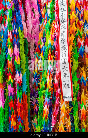 Le gru di carta, un simbolo internazionale della pace, il memoriale di Sadako il Parco della Pace di Hiroshima, Giappone. Foto Stock