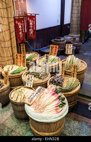 Verdure conservate in salamoia in un mercato in Giappone. Foto Stock