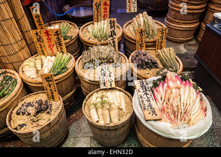 Verdure conservate in salamoia in un mercato in Giappone. Foto Stock