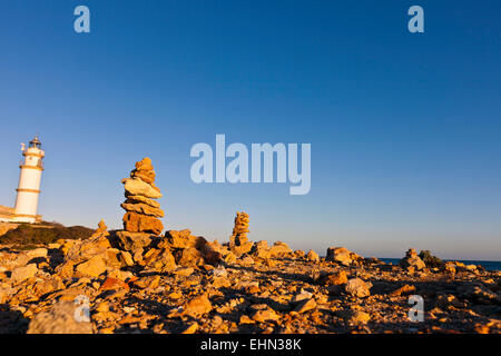 Alcuni cairn in concorrenza per un faro di Cap de Ses Salines Mallorca Foto Stock