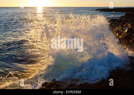 Bellissimo paesaggio marino a una spiaggia rocciosa le onde Foto Stock