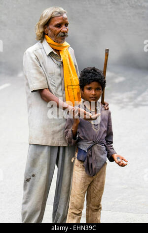 Un uomo cieco per l'accattonaggio denaro con l aiuto di un giovane ragazzo in settembre 11, 2008 per le strade di Udaipur, India Foto Stock