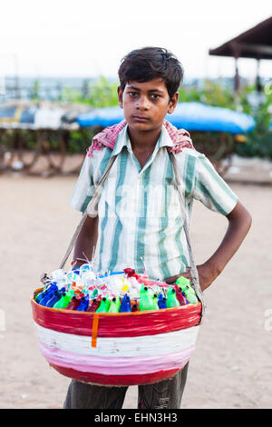 Giovani venditori ambulanti sulla spiaggia di Pondicherry, India. Foto Stock