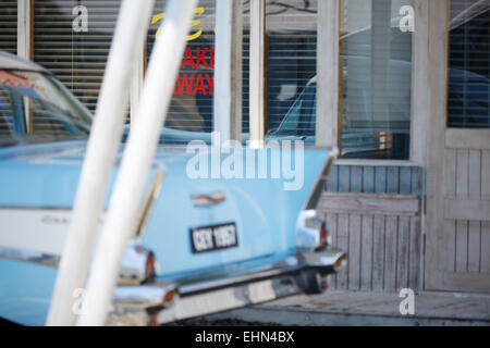 Blu cielo degli anni sessanta la Chevrolet al di fuori di un pranzo da asporto snack bar in acciaio cromato paraurti Foto Stock