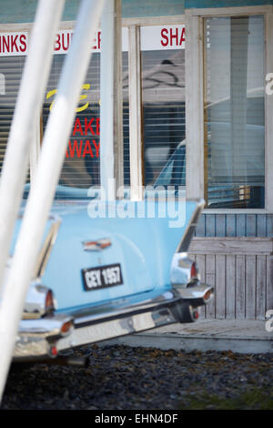 Blu cielo degli anni sessanta la Chevrolet al di fuori di un pranzo da asporto snack bar in acciaio cromato paraurti Foto Stock