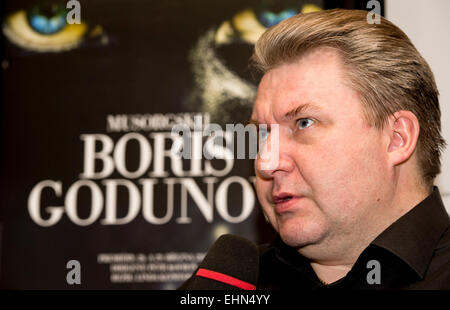 Praga, Repubblica Ceca. 16 Mar, 2015. Cantante russo Vitaly Efanov, bass, partecipa a una conferenza stampa al Boris Godunov opera nel Teatro Nazionale di Praga Repubblica Ceca, lunedì, 16 marzo 2015. Credito: Vit Simanek/CTK foto/Alamy Live News Foto Stock