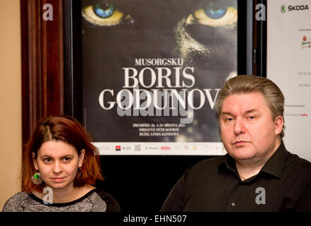 Praga, Repubblica Ceca. 16 Mar, 2015. Cantante russo Vitaly Efanov, bass, (destra) e direttore di Linda Keprtova partecipare ad una conferenza stampa al Boris Godunov opera nel Teatro Nazionale di Praga Repubblica Ceca, lunedì, 16 marzo 2015. Credito: Vit Simanek/CTK foto/Alamy Live News Foto Stock