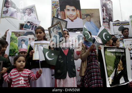 A Peshawar, Pakistan. 16 Mar, 2015. Parenti di esercito di Public School Massacre vittime e gli studenti partecipano a piedi per esprimere solidarietà con i Martiri la scuola dei bambini e dei membri del personale che hanno ucciso nel terrore talebano attacco incidente, durante una cerimonia commemorativa svoltasi a Peshawar Lunedì, 16 marzo 2015. Credito: Asianet-Pakistan/Alamy Live News Foto Stock