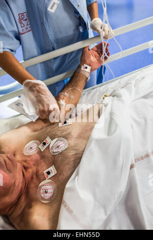 Il monitoraggio cardiaco sulla corsa di un paziente ricoverato in terapia intensiva, unità Neuro-Vascular (UNV) CHU Bordeaux. Foto Stock
