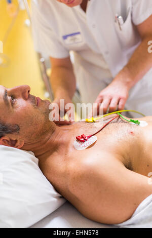 Il monitoraggio cardiaco sulla corsa di un paziente ricoverato in terapia intensiva, unità Neuro-Vascular (UNV) CHU Bordeaux. Foto Stock