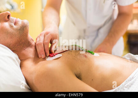 Il monitoraggio cardiaco sulla corsa di un paziente ricoverato in terapia intensiva, unità Neuro-Vascular (UNV) CHU Bordeaux. Foto Stock