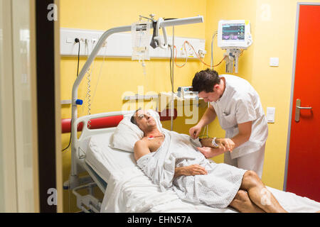 Il monitoraggio cardiaco sulla corsa di un paziente ricoverato in terapia intensiva, unità Neuro-Vascular (UNV) CHU Bordeaux. Foto Stock