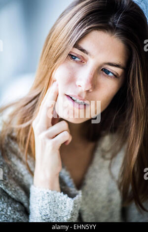 La donna che soffre di mal di denti. Foto Stock