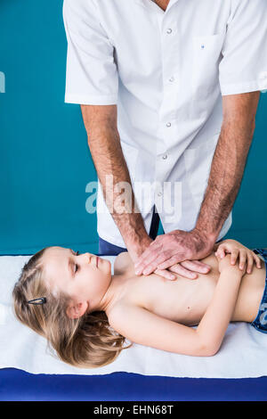 Medico di eseguire la fisioterapia respiratoria su di un 4 anno di età infantile. Foto Stock