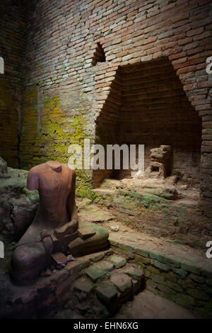 Headless statue di Buddha all'interno di Wat Kaeo tempio in Chaiya, Surat Thani, Thailandia. Foto Stock