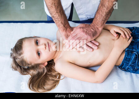 Medico di eseguire la fisioterapia respiratoria su di un 4 anno di età infantile. Foto Stock