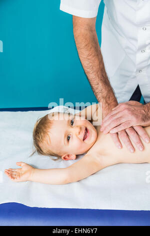 Medico di eseguire la fisioterapia respiratoria su 13 mesi di età infantile. Foto Stock