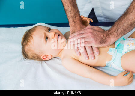 Medico di eseguire la fisioterapia respiratoria su 13 mesi di età infantile. Foto Stock