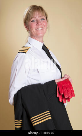 Attraente femmina capitano della compagnia aerea in piedi in uniforme di camicia di contenimento Foto Stock