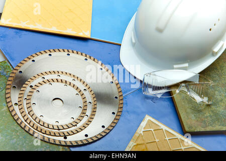 Dischi Diamantati per il taglio di piastrelle, gli occhiali di protezione Foto Stock